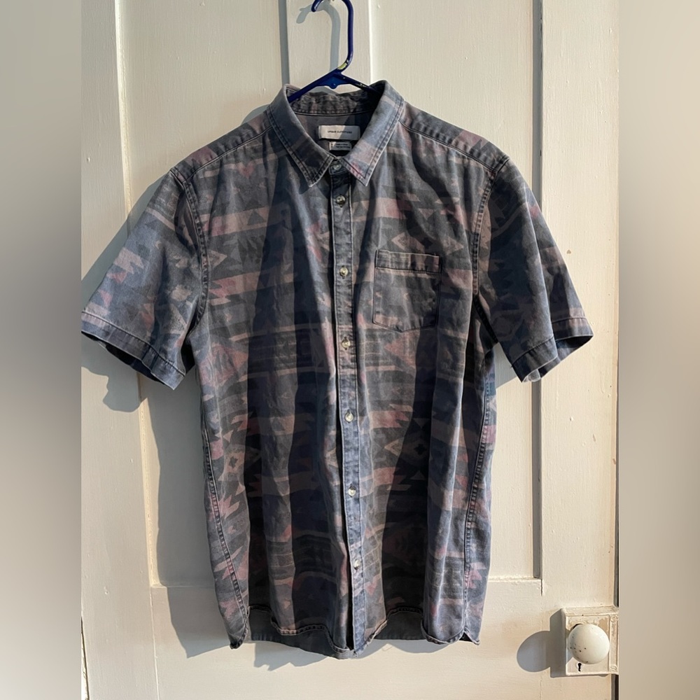 Men’s Geometric Short Sleeve Button Down ( Large )